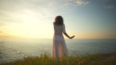 Genç ücretsiz güzel sağlıklı kadın pratik yoga meditasyon gündoğumu ağır çekim