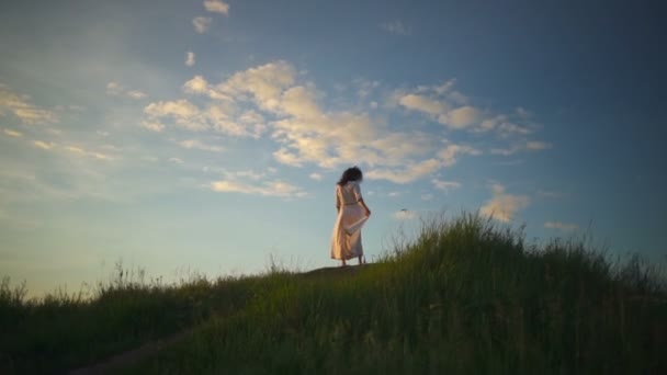 Unga vackra friska kvinnan vit klänning flyga runda gratis ultrarapid — Stockvideo