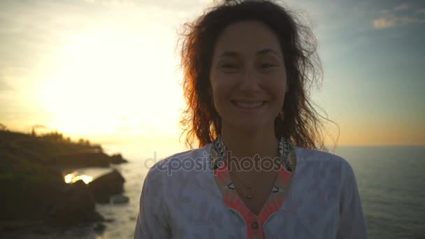 年轻自由美丽健康的女人，对摄像机的白裙子慢动作微笑 — 图库视频影像