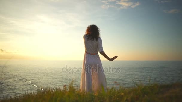 Молодая свободная красивая здоровая женщина практикует йогу медитировать восход солнца замедленное движение — стоковое видео
