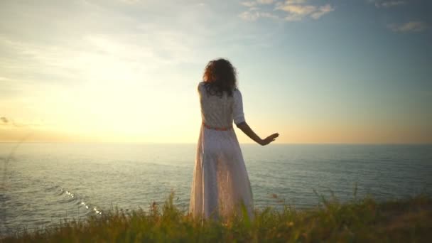 junge freie schöne gesunde Frau praktiziert Yoga meditieren Sonnenaufgang Zeitlupe