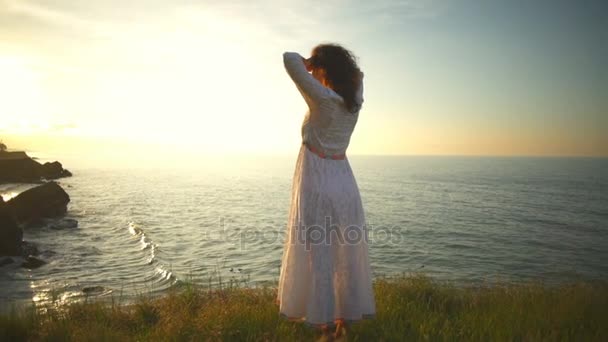 年轻自由美丽健康的女人看地平线海岸极光礼服慢动作 — 图库视频影像