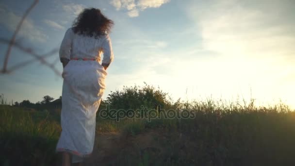 Jovem bela menina encaracolado livre saudável levantando braços colina costa nascer do sol — Vídeo de Stock