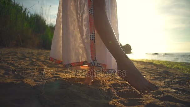 Ноги ноги пальцы красивые женщины песок морской океан восход солнца замедленное движение близко — стоковое видео
