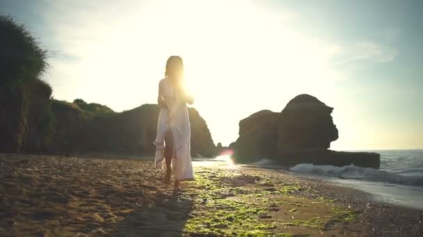 Glad ung hälsa vacker sommar kvinna kör sandstrand siluett slowmotion — Stockvideo