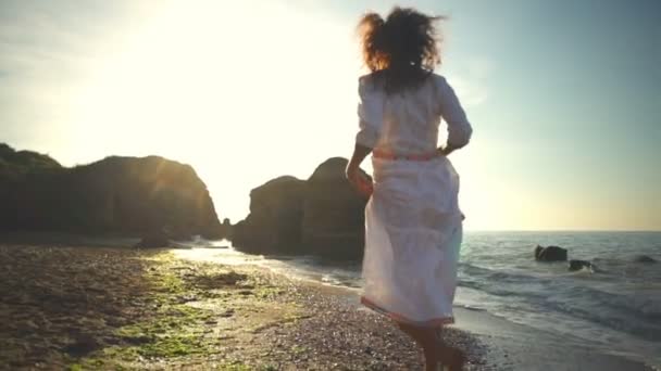 Femalidad salud romántico verano mujer ejecutar arena playa silueta cámara lenta — Vídeo de stock