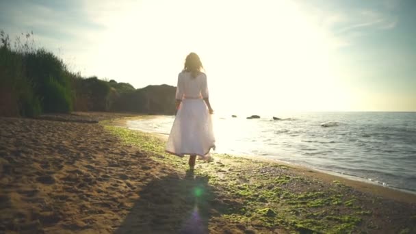 Femality hälsa romantiska fria kvinnan promenad sand beach dawn siluett slowmotion — Stockvideo