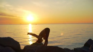 Yoga okyanus kıyısı sundawn ağır çekim pratik sağlıklı genç güzel kadın