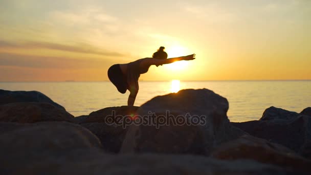 Gezonde jonge mooie vrouw praktijk yoga asana's zee kust zonsopgang Slowmotion — Stockvideo