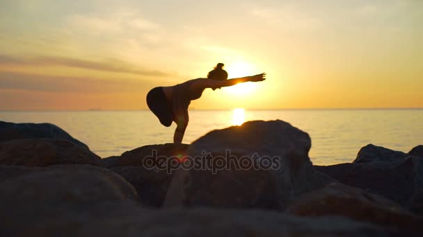 Joven saludable hermosa mujer practica yoga asanas mar costa amanecer cámara lenta — Vídeos de Stock