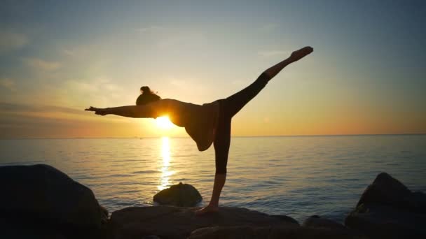 건강 한 유연한 소녀가 연습 요가 asanas 바다 해안 일출 슬로우 모션 — 비디오