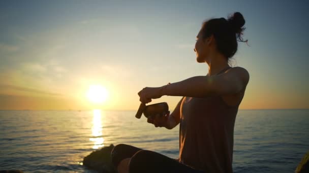 Здоровая молодая девушка медитирует Тибетский Поющие чаши приморский восход солнца замедленное движение — стоковое видео