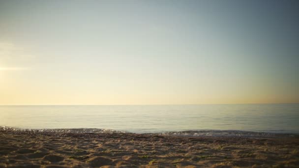 flexible gesunde junge Frau springen mit Bindfäden Sealine Sonnenaufgang Zeitlupe