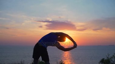 Tilt yan egzersiz açık yavaş hareket için vücut germe siluet adam