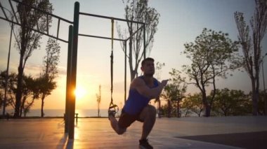 Trx egzersiz egzersiz açık şafak ağır çekimde sağlıklı güçlü adam nişanlı