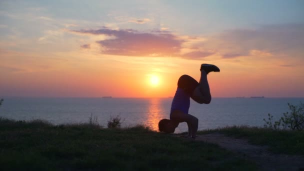 Junge starke gesunde Mann zeigen Handstandtraining im Freien Morgendämmerung Meer Zeitlupe — Stockvideo