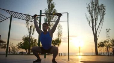 Trx egzersiz açık şafak slowmotion kullanarak ağız kavgası yapan sağlıklı güçlü erkek