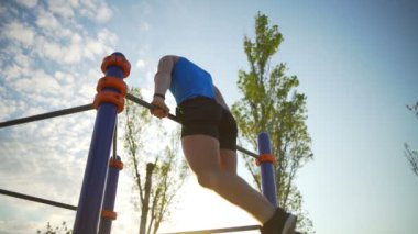 güçlü dostum üzerinde Bar ile onun bacakları düz yukarı çekerek şafak egzersiz yavaş hareket
