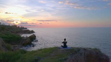 Esnek sağlıklı kız pratik yoga namaste meditasyon gündoğumu sahil dron görüntüleri