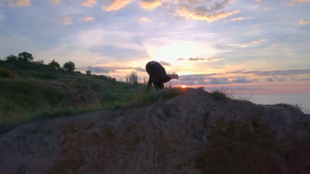 Flexible joven práctica yoga meditar amanecer costa namaste drone metraje — Vídeo de stock