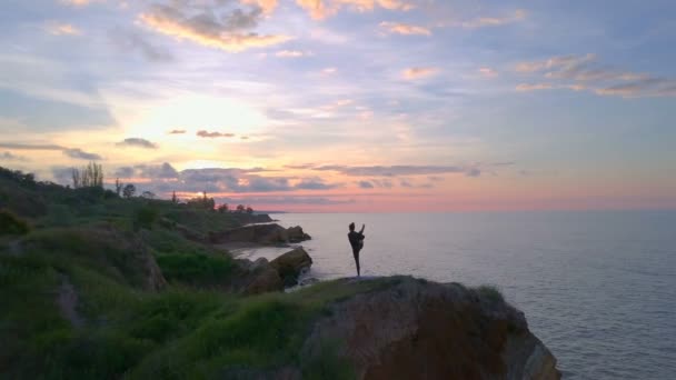 灵活的年轻女孩做瑜伽冥想日出海岸合十无人机画面 — 图库视频影像