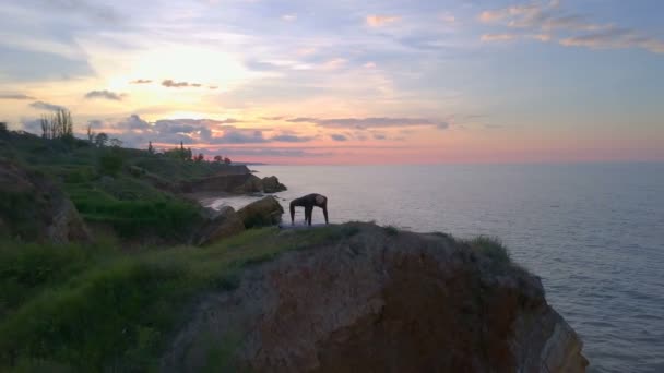 Гибкая молодая девушка делает йогу asana медитировать побережье восхода солнца namaste дрона кадры — стоковое видео