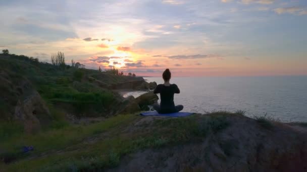 Livre jovem saudável menina fazendo ioga namaste meditar nascer do sol costa drone imagens — Vídeo de Stock