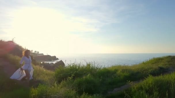 Feliz bonito romântico menina encaracolado saudável executar colina costa nascer do sol drone imagens — Vídeo de Stock