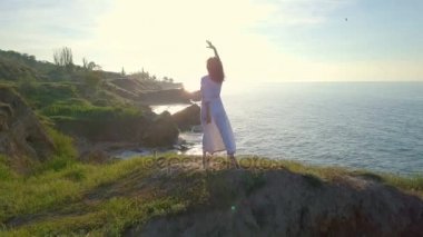 Ücretsiz romantik kadın dans hareketi hareket en iyi sahil gündoğumu dron görüntüleri