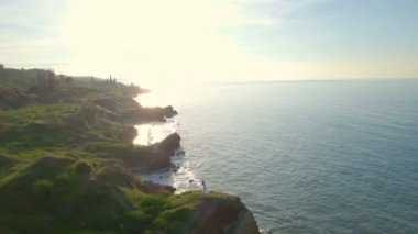 Ücretsiz romantik kız dans hareketi hareket en iyi sahil gündoğumu dron görüntüleri