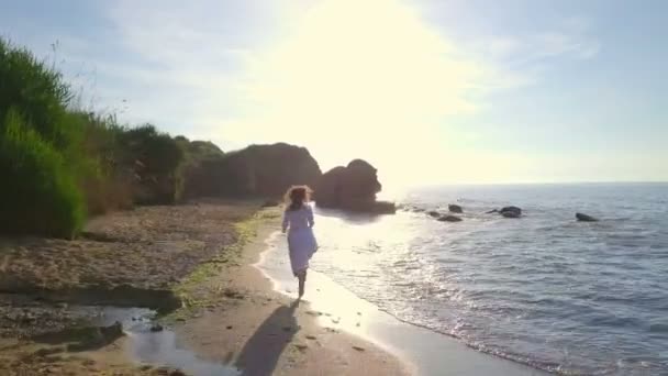 女性的美丽的浪漫的快乐的女孩跑沙滩海浪海上日出无人机画面 — 图库视频影像