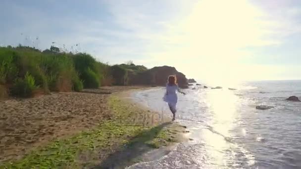 Szép szabad egészséges lány fuss gyors strand hullám tenger cliff sunrise drone felvétel — Stock videók