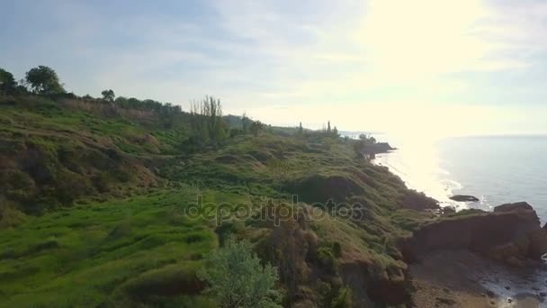 Vista aérea da praia litoral ondas oceano nascer do sol drone metragem — Vídeo de Stock