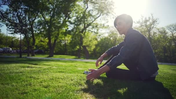 Szép fiatal lány simogatni a mopszli tenyészt park nyári nap lassított boldog kutya — Stock videók