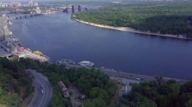 Kiev şehir Dineper nehir dron görüntüleri anteni