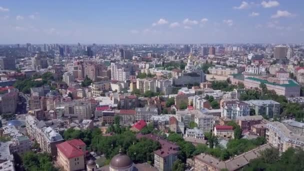 Staden av Kiev city soliga landskap byggnader drone footage antenn — Stockvideo