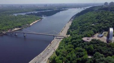 Dineper Nehri brige dron görüntüleri şehir Kiev havadan görünümü