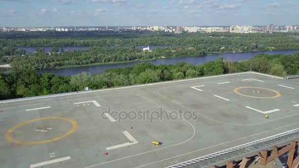 Helipad nära floden Dnepr Kiev drone footage antenn — Stockvideo