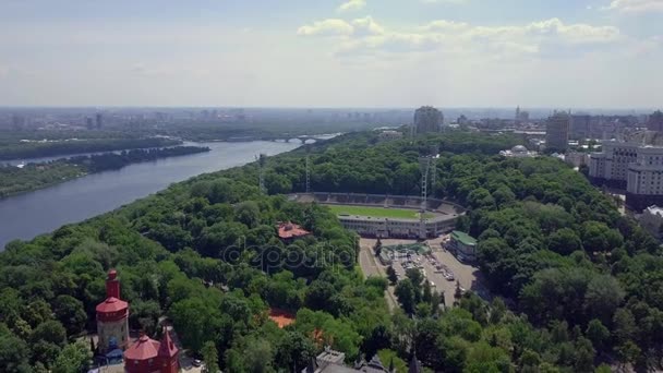 Staden av Kiev stadion Dineper floden drone footage antenn — Stockvideo