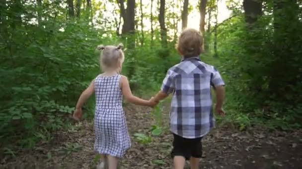 Kinder Paar Junge Mädchen hält Hände läuft sonnigen Park Baum schnelle Zeitlupe — Stockvideo