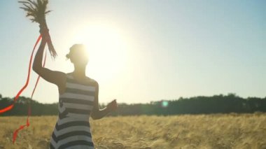 Kız buket buğday kırmızı kurdele Flutters güneş hızlı yavaş hareket alanı koşmak