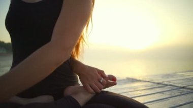 Tatlı kadın yoga lotus Twisting omurga poz gündoğumu sis hızlı yavaş hareket