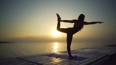 Genç kadın ince dans poz yoga gündoğumu sis hızlı yavaş efendisi yapmak