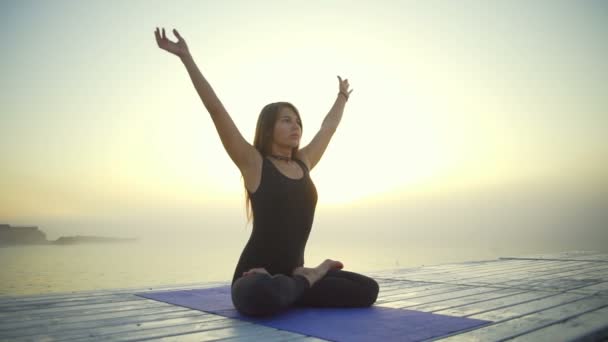 Flexible Frau schwarz tragen Yoga Lotus Namaste Pose Sonnenaufgang Nebel schnelle Zeitlupe — Stockvideo