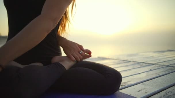 Närbild flicka yoga lotus vrida av ryggraden utgör sunrise dimma snabba slowmotion — Stockvideo
