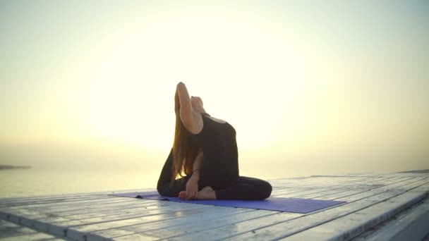 Saudável jovem menina magro preto desgaste fazer ioga pose nascer do sol nevoeiro rápido lento movimento — Vídeo de Stock