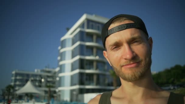 クローズ アップ肖像画男笑顔サングラスひげ宿泊海辺日当たりの良い迅速なスロー モーション — ストック動画