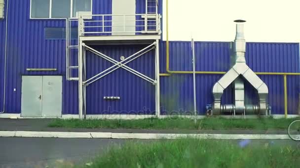건물에 소년 승마 자전거 빠른 일몰 슬로우 모션 배경 — 비디오