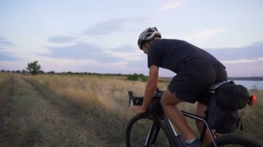 Güçlü bisikletçi binmek bisiklet valley road yalnız gündoğumu yavaş hareket hızlı