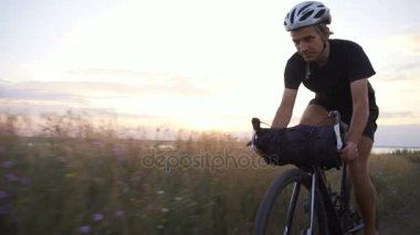 Bisikletçi binmek bisiklet kask çiçek alan valley road şafak yavaş hareket hızlı